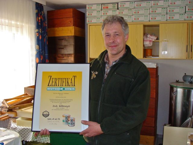 Der Honigschein weist Noltemeyer als zertifizierten Imker aus. (Foto: Birte Vogel)